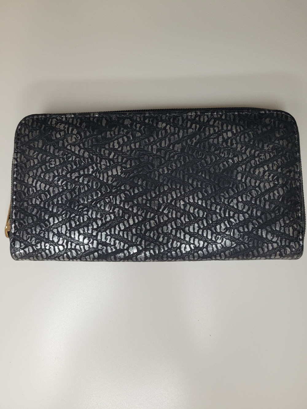 🎁 Free w/ purchase of $25+/ Black Textured Zip-Around Wallet